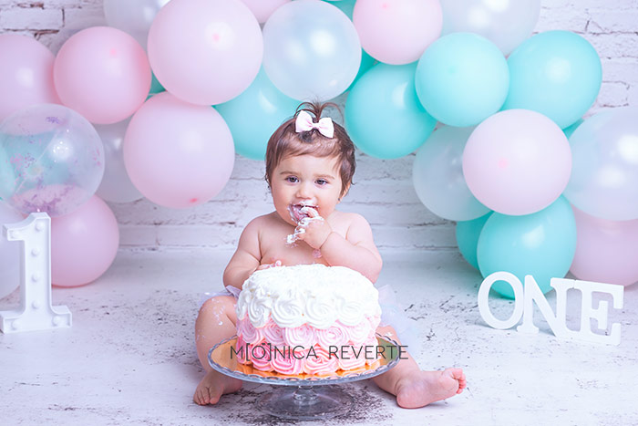 Fotografías de bebé con tarta sesión de 1 año en estudio en Madrid