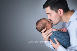 sesión fotográfica de bebé recién nacido con papá en estudio de madrid