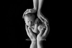 sesión de fotos de bebé recién nacido en blanco y negro