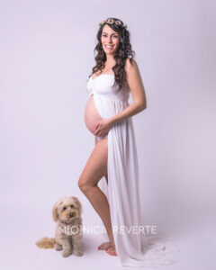 Sesión de fotos de embarazada con mascota en Madrid