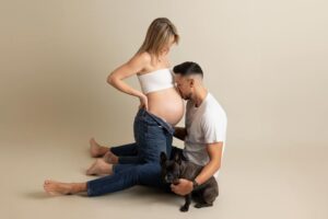 Sesión de fotos de embarazada con mascota en Madrid